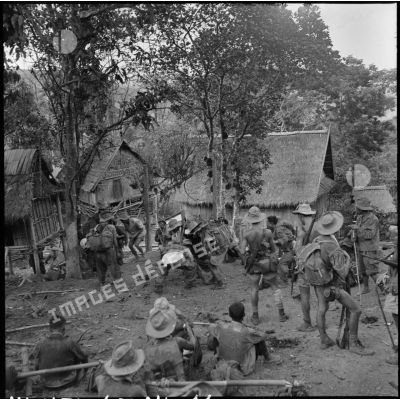 Des soldats de la colonne Godard font une halte dans un village lors de l'opération Condor.