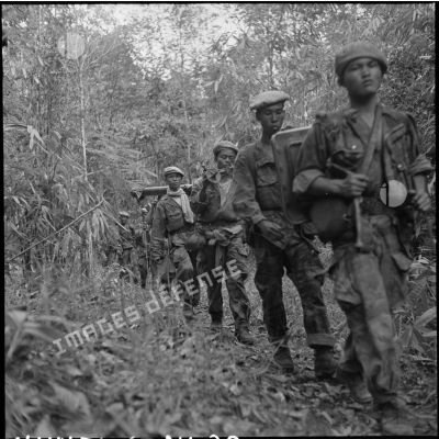 La section lourde du 1er BPL (bataillon de parachutistes laotiens) progresse dans une forêt de bambous lors de l'opération Condor.