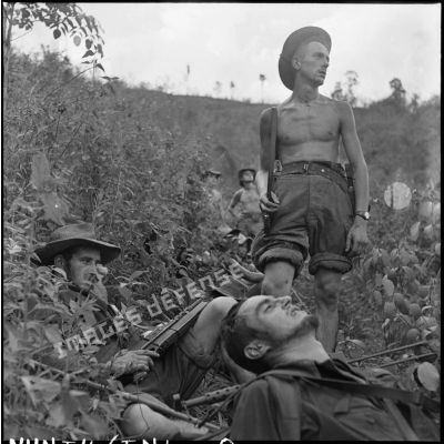Des soldats de la colonne Godard font une pause au milieu de la brousse lors de l'opération Condor.