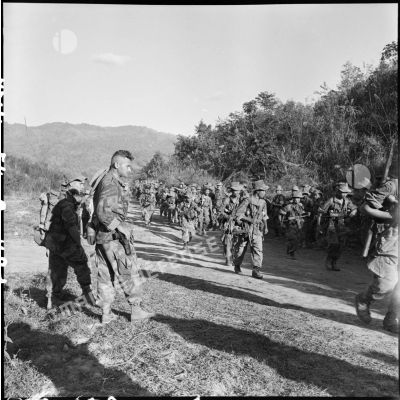 Passage d'une unité du 1er BEP (bataillon étranger de parachutistes) au retour d'une patrouille de reconnaissance.