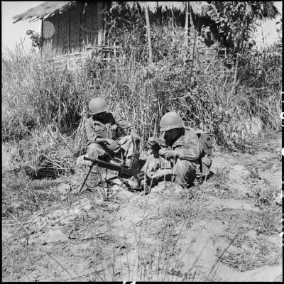 Des éléments du 1er bataillon étranger de parachutistes (BEP) sont postés près d'un fusil-mitrailleur lors d'une patrouille à l'ouest de Diên Biên Phu.