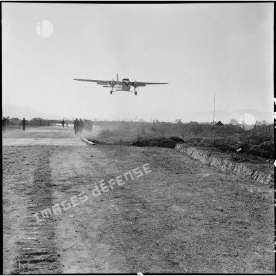Avion de transport Bristol Freighter au-dessus du camp de Diên Biên Phu.