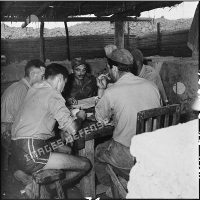 Briefing autour d'une carte d'état-major dans un poste de commandement du camp de Diên Biên Phu.