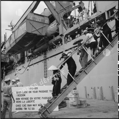 Débarquement à Saigon de réfugiés fuyant le Nord-Vietnam avec le concours de l'US Navy dans le cadre de l'opération Passage to freedom.