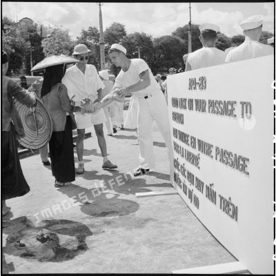 Débarquement à Saigon de réfugiés fuyant le Nord-Vietnam avec le concours de l'US Navy dans le cadre de l'opération Passage to freedom.