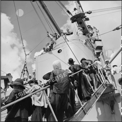 Débarquement à Saigon de réfugiés fuyant le Nord-Vietnam dans le cadre de l'opération Passage to freedom.