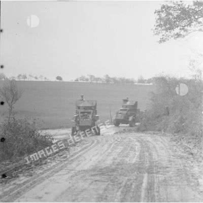 [Automitrailleuses AMD Laffly 50 partant en reconnaissance dans le secteur de la 3e armée. Moselle, septembre-octobre 1939.]