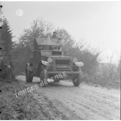 [Automitrailleuse AMD Laffly 50 avec canon de 37 mm SA modèle 1916. Moselle, septembre-octobre 1939.]