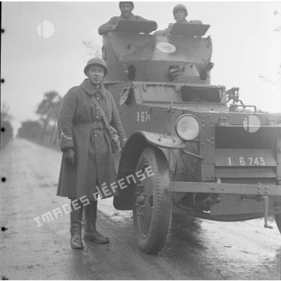 [Le lieutenant Norbert Vincent pose devant une automitrailleuse AMD Laffly 50 avec canon de 37 mm SA modèle 1916. Moselle, septembre-octobre 1939.]