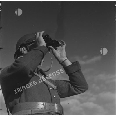 [Portrait de profil en contre-plongée d'un brigadier-chef observateur/guetteur du 402e RADCA (régiment d'artillerie de défense contre avions) à la recherche d'un avion ennemi, Moselle, 18-22 octobre 1939.]