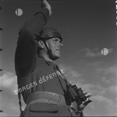 [Portrait de profil en contre-plongée d'un brigadier-chef observateur/guetteur du 402e RADCA (régiment d'artillerie de défense contre avions) qui a repéré un avion ennemi et donne l'alerte, Moselle, 18-22 octobre 1939.]
