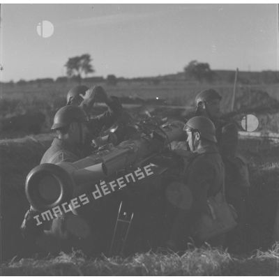 [Des artilleurs d'une des batteries du 2e groupe du 402e RADCA (régiment d'artillerie de défense contre avions) utilisent un télémètre, Moselle, 18-22 octobre 1939.]