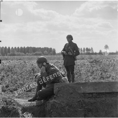 [402e RADCA (régiment d'artillerie de défense contre avions) : les ordres sont transmis par téléphone aux batteries de tir, Moselle, 18-22 octobre 1939.]