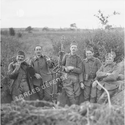 [Photographie de groupe de servants d'une mitrailleuse du 402e RADCA (régiment d'artillerie de défense contre avions), Moselle, 18-22 octobre 1939.]
