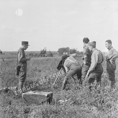 [Une équipe du SCA (Service cinématographique de l'armée) du 3e GCTA (groupe de canevas de tir de l'artillerie) de la 3e armée filme des canons de 75 mm CA du 402e RADCA , Moselle, septembre-octobre 1939.]