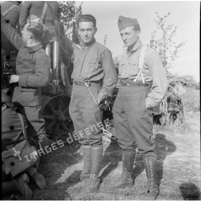 [Portrait des soldats (artilleurs) Henri Goupy et Raymond Charmoille appartenant à l'équipe du SCA en tournage à Gavisse sur les activités du 402e RADCA (régiment d'artillerie de défense contre avions), 18-22 octobre 1939.]