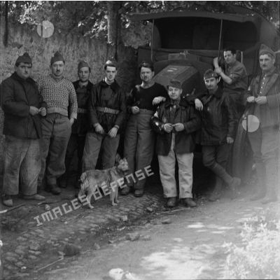 [Photographie de groupe d'artilleurs d'un groupe de DCA (défense contre avions) posant devant un camion à Gavisse (Moselle).]