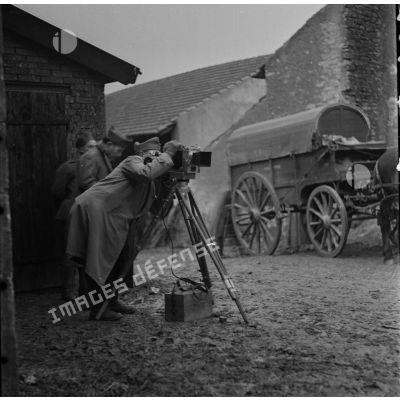 [Tournage d'une équipe du SCA (service cinématographique de l'armée) à Solgne (Moselle). Derrière la caméra Debrie-Parvo, le cinéaste Jean Renoir, lieutenant de réserve. Octobre 1939.]