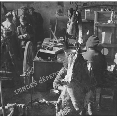 [L'équipe du SCA (service cinématographique de l'armée), dirigée par le cinéaste Jean Renoir, lieutenant de réserve, s'installe pour tourner dans la cuisine du cantonnement du 80e RI (régiment d'infanterie) de la 42e DI (division d'infanterie) à Solgne (Moselle),  21 octobre 1939.]