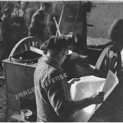 [Cantonnement du 80e RI (Régiment d'infanterie) de la 42e DI (Division d'infanterie) : la cuisine du régiment. 21 octobre 1939. Solgne (Moselle).]