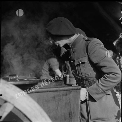 [Sous-officier du 80e RI (régiment d'infanterie) de la 42e DI (division d'infanterie) près de la cuisine roulante au cantonnement du régiment à Solgne (Moselle), octobre 1939.]