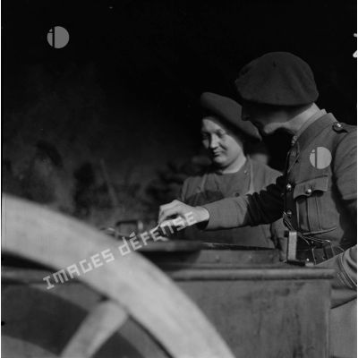[Sous-officier du 80e RI (régiment d'infanterie) de la 42e DI (division d'infanterie) contrôlant une cuisine roulante au cantonnement du régiment à Solgne (Moselle), octobre 1939.]