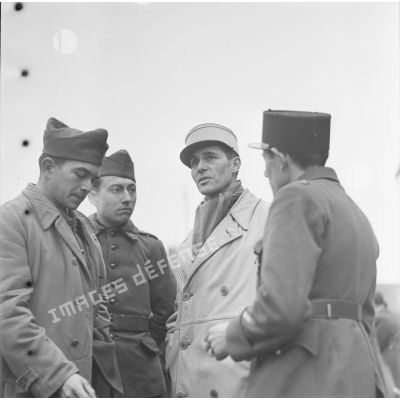 [Commandant et personnel du SCA (service cinématographique de l'armée) à Solgne (Moselle). A droite, le maréchal des logis André Bauduin.]