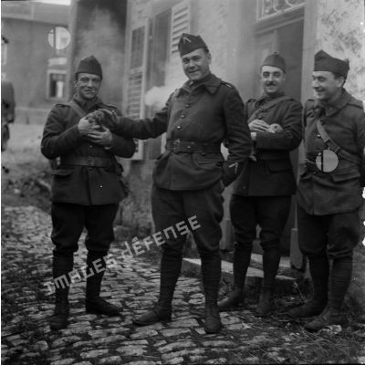 [Photographie de groupe de soldats posant avec des lapins dans les bras. Moselle, 1939.]