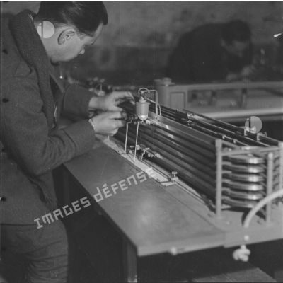 [SRS (section de repérage par le son) d'une unité d'artillerie à Raville (Moselle) dans le secteur de la 3e armée : l'hyperbolographe, 18-22 octobre 1939.]