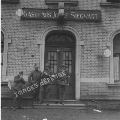 [Infirmiers ou brancardiers posant devant l'auberge Siegwart transformée en infirmerie à Lauterbach (Sarre). Septembre-octobre 1939.]