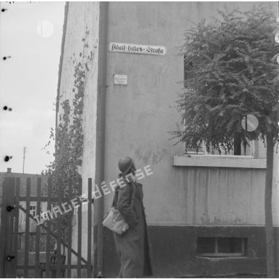 [Un fantassin de la 42e DI (division d'infanterie) pose dans une rue de Lauterbach (Sarre) baptisée Adolf Hitler Strasse.]