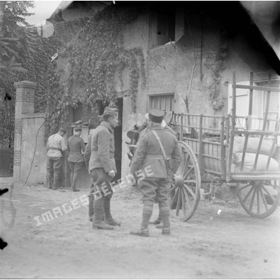 [Soldats dans une cour de ferme. Moselle. Octobre 1939.]