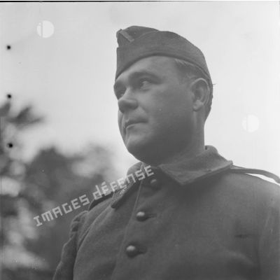 [Portrait d'un sergent de la section topographique d'une division d'infanterie, Remilly (Moselle), 26 octobre 1939.]