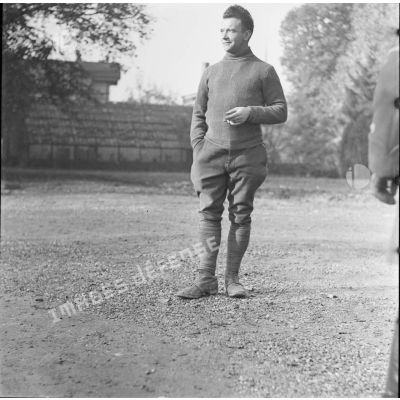 [Portrait en pied d'un soldat de la section topographique d'une division d'infanterie, Remilly (Moselle), 26 octobre 1939.]