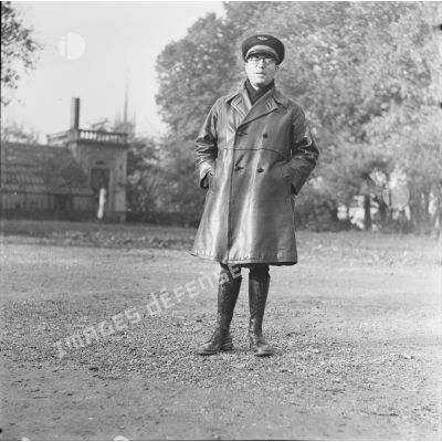 [Portrait en pied d'un aviateur officier subalterne de la section topographique d'une division d'infanterie, Remilly (Moselle), 26 octobre 1939.]