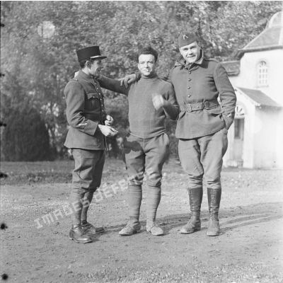 [Personnels de la section topographique d'une division d'infanterie, Remilly (Moselle), 26 octobre 1939. A gauche, le MDL André Bauduin opérateur du SCA]