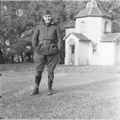 [Portrait d'un personnel de la section topographique d'une division d'infanterie, Remilly (Moselle), 26 octobre 1939.]
