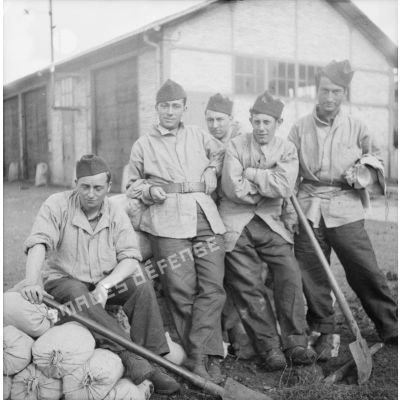 [Photographie de groupe d'une équipe du SCA (service cinématographique de l'armée) confectionnant des sacs de sable, Moulins-lès-Metz (Moselle), Septembre 1939.]