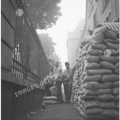 [Membres du SCA (service cinématographique de l'armée) disposant des sacs de sable, Moulins-lès-Metz (Moselle), Septembre 1939.]