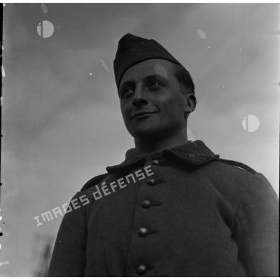 [Portrait du soldat (artilleur) Raymond Charmoille du SCA (service cinématographique de l'armée).]
