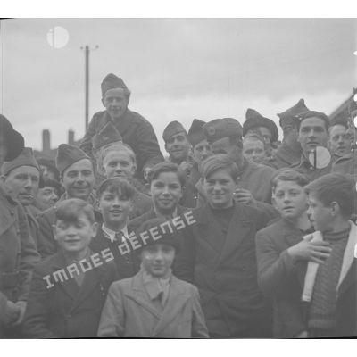 [Enfants posant avec les militaires anglais du cantonnement de Kedange (Moselle), s.d.]