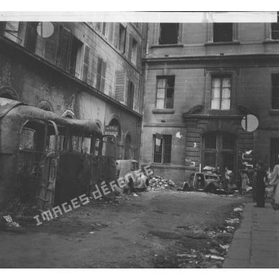 [Carcasses de véhicules rue du Mont Thabor à Paris pendant la Libération, s.d.]