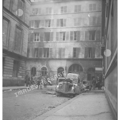 [Rue du Mont Thabor à Paris pendant la Libération, s.d.]