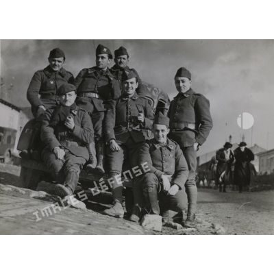 [Portrait de groupe des opérateurs du SCA (Service cinématographique de l'armée) adossés sur l'avant du camion, s.d.]