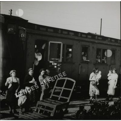 [Gare de Noisy-le-Sec. Train de réfugiés de Metz. Distribution de lait aux enfants. 11 septembre 1939.]