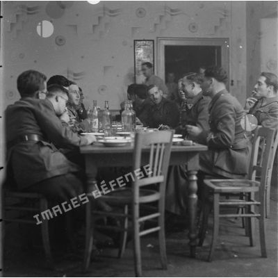 [Dîner au mess des sous-officiers de la caserne Serret à Moulins-les-Metz, 1939.]