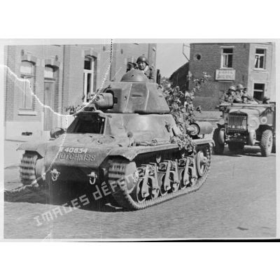 Un char léger Hotchkiss M35/39 H de la 3e DLM est photographié en plan général de trois quarts avant.
