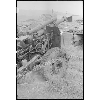 Pièce d'artillerie Howitzer de 105 mm endommagée par les tirs Viêt-minh sur l'un des points d'appui du camp retranché de Diên Biên Phu.