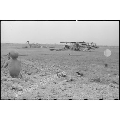 Des carcasses d'avions de transport, notamment un Morane 500, pris pour cible par l'artillerie Viêt-minh pendant les combats de Diên Biên Phu.