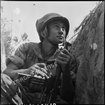 Un soldat muni d'un pistolet-mitrailleur MAT 49 dans une tranchée Viêt-minh lors d'une contre-attaque au sud de Diên Biên Phu.